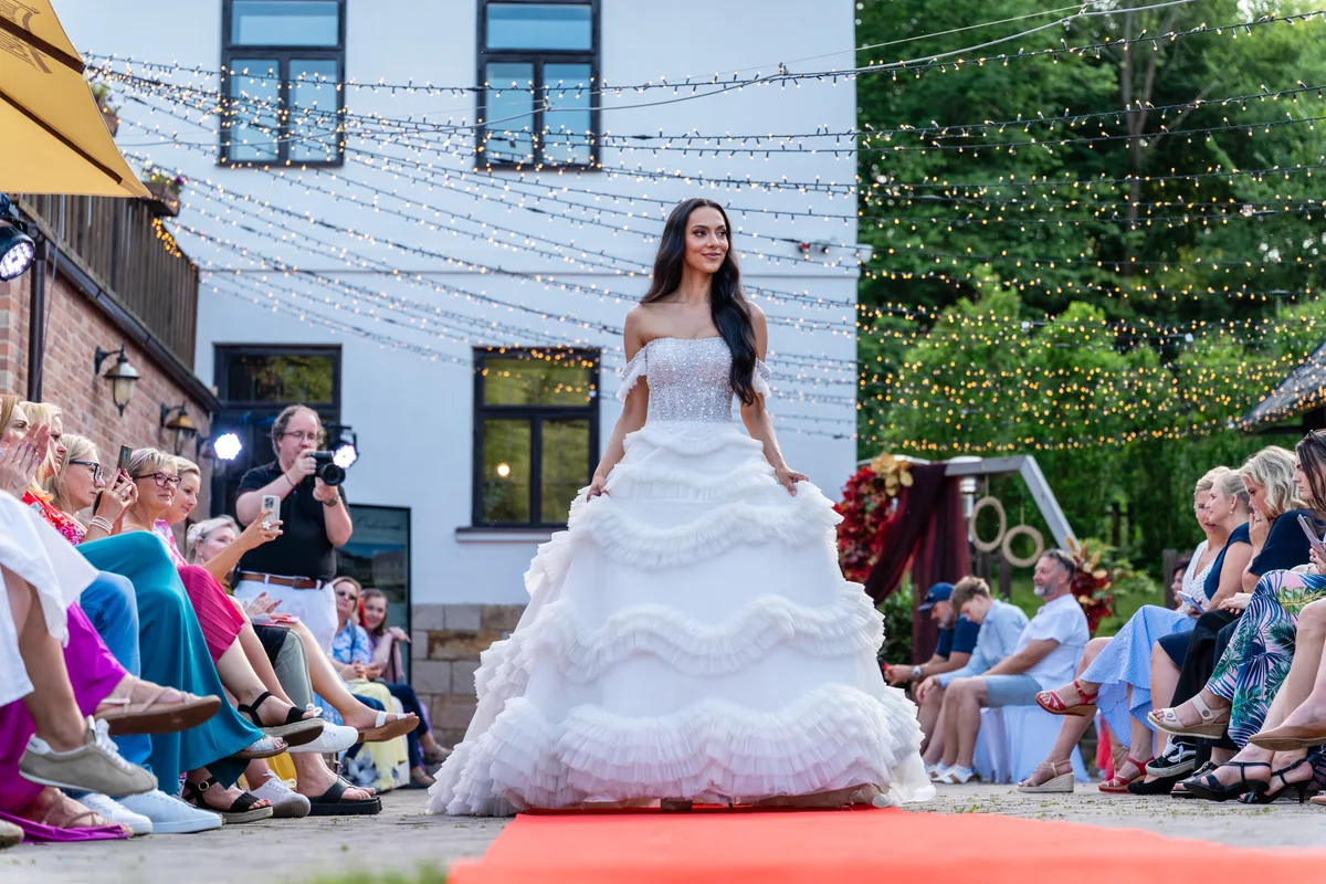 Modelka před publikem na módní přehlídce