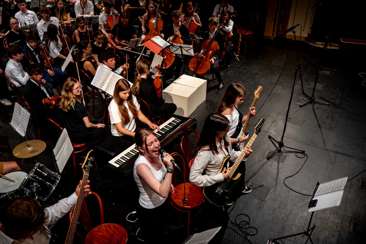 Orchestr na jevišti při pohledu shora