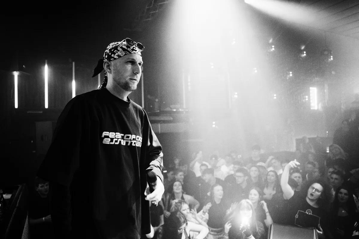 Gleb před publikem v černobílém záběru