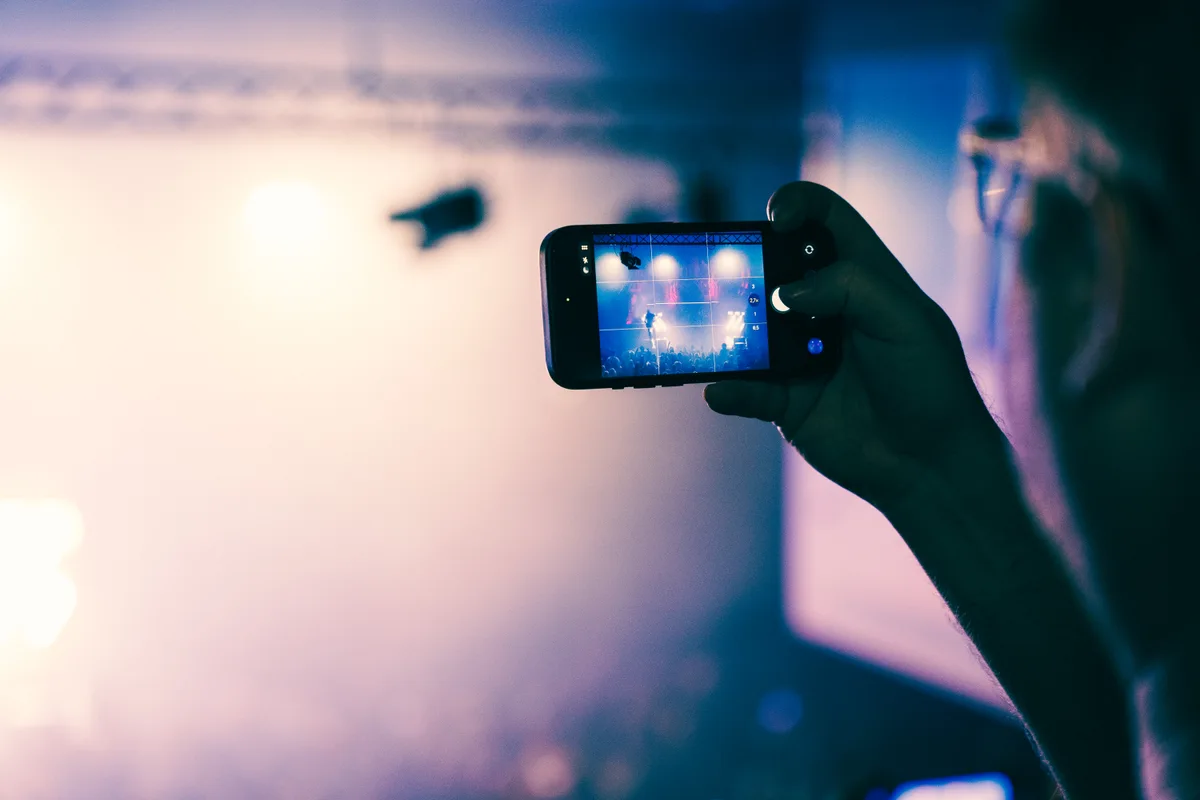 Divák natáčí koncert na telefon